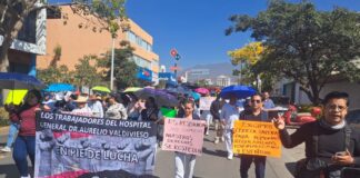 Trabajadores de Salud marchan en Oaxaca; acusan incumplimiento de promesas y exigen certeza laboral