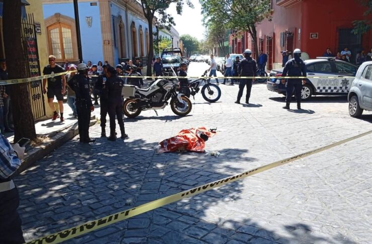 Muere adulta mayor tras ser atropellada por pipa en el Centro de Oaxaca; ambulancias no llegaron al auxilio
