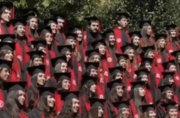 Colapsa plataforma durante foto de graduación en la Ibero; 33 personas fueron valoradas