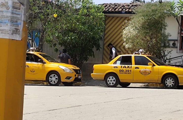 Roban taxi del sitio ADO, agreden a chofer con arma blanca en Oaxaca; hay detenidos