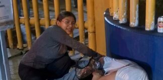 Identifican a mujer que robó a joven durante calenda en Ciudad Universitaria de la UABJO