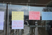 Sindicato del COBAO protesta y exige pago de bono anual