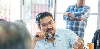 En territorio, Ray Chagoya atiende a vecinos y vecinas del barrio de Xochimilco