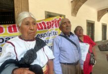 Hijas desalojan a sus propios padres y los dejan en la calle en Tamazulápam del Espíritu Santo