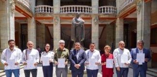 Presenta Farid Acevedo a su equipo en la Rectoría de la UABJO