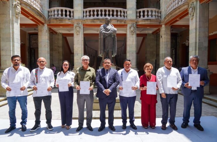 Presenta Farid Acevedo a su equipo en la Rectoría de la UABJO