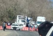 Se mantienen varados trailers en la carretera Huatulco – Pochutla