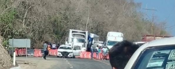 Se mantienen varados trailers en la carretera Huatulco – Pochutla