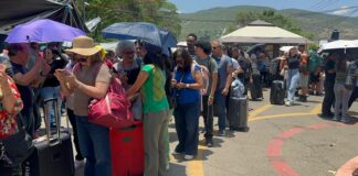 Maestros de la Sección 22 permiten acceso a viajeros en el Aeropuerto de Oaxaca