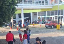 Sección 22 de la CNTE inicia toma de centros comerciales en Oaxaca
