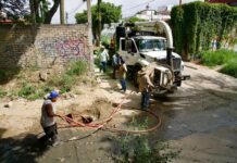 Ceabien y SOAPA desazolvan drenaje sanitario en la colonia Del Maestro de Oaxaca de Juárez