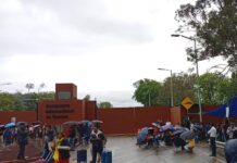 ¡NI LA TORMENTA LOS DETIENE! Sección 22 toma el Aeropuerto de Oaxaca en medio de intensas lluvias