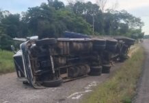 Solo daños materiales deja volcadura de tráiler en el Istmo