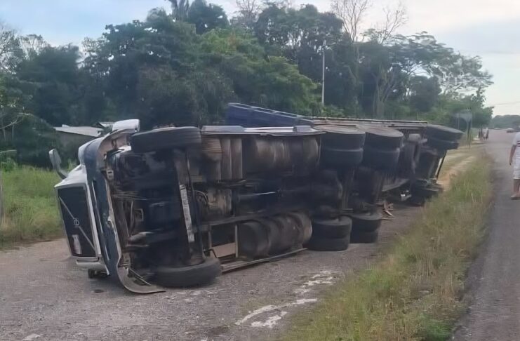 Solo daños materiales deja volcadura de tráiler en el Istmo