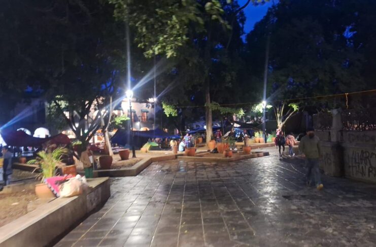 Maestros empiezan a levantar su plantón en el centro de Oaxaca