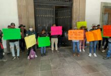 Trabajadores de la UTVCO piden atención a sus demandas; se mantienen en paro