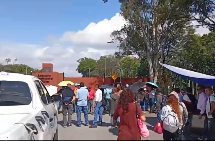 Inicia Sección 22 sus movilizaciones en Oaxaca; ya hacen presencia en el Aeropuerto