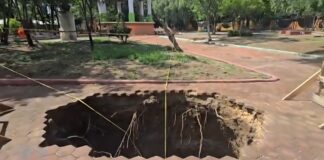 Reportan peligroso socavón en el Parque del Amor; piden atención urgente al Municipio de Oaxaca