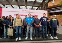 Maestros de Educación Física de la Sección 22 irrumpen en la mañanera de Salomón Jara y obligan a cancelar la conferencia