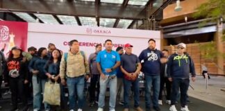 Maestros de Educación Física de la Sección 22 irrumpen en la mañanera de Salomón Jara y obligan a cancelar la conferencia