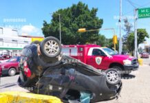 Fuerte accidente, automóvil vuelca sobre avenida Símbolos Patrios
