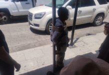 Amarran a un ladrón sobre la Calle de Aldama