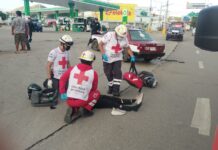 Dos personas lesionadas deja choque entre un taxi foráneo y una moto en el crucero de Plaza Bella