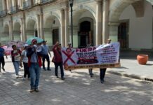 Trabajadores del SUTCSEIIO marchan en Oaxaca; exigen destitución del director René Vásquez Castillejos