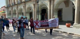 Trabajadores del SUTCSEIIO marchan en Oaxaca; exigen destitución del director René Vásquez Castillejos