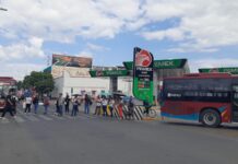 Maestros de primaria bloquean Fonapas; exigen pago de retroactivos pendientes