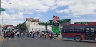 Maestros de primaria bloquean Fonapas; exigen pago de retroactivos pendientes