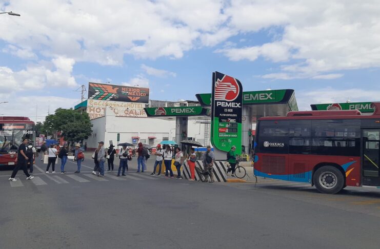 Maestros de primaria bloquean Fonapas; exigen pago de retroactivos pendientes