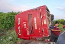 Vuelca autobús de turismo sobre carretera El Tomatal, Puerto Escondido
