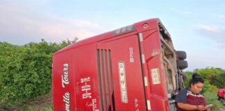 Vuelca autobús de turismo sobre carretera El Tomatal, Puerto Escondido