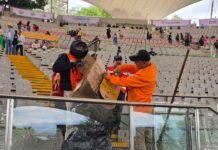 Cuadrillas de limpia preparan el Auditorio Guelaguetza para la edición vespertina de la Octava del Lunes del Cerro