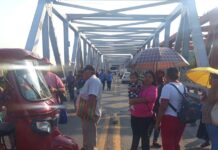 Por falta de agua potable, colonias bloquean puente de Fierro en Tehuantepec