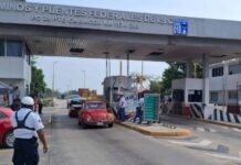Maestros de la Sección 22 protestan en el Puente El Caracol en Tuxtepec