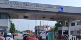 Maestros de la Sección 22 protestan en el Puente El Caracol en Tuxtepec