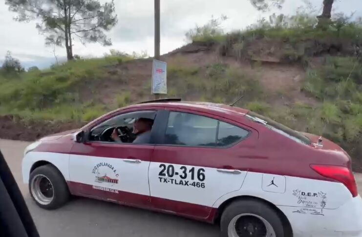 CARAVANA DE TRANSPORTISTAS COLAPSA LA CARRETERA TLAXIACO-OAXACA; VAN A LA CAPITAL PARA EXIGIR AUMENTO A LA TARIFA