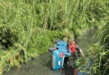 Vuelca vehículo en el río Salado, hay una persona lesionada
