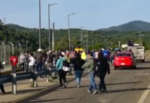 Por segundo día, pobladores toman la Caseta de Huitzo
