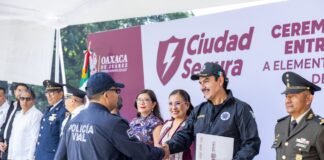 Ray Chagoya fortalece y dignifica la labor de la policía de Oaxaca de Juárez con 27 ascensos y entrega de uniformes