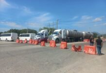 Por contaminación bloquean paso a la Refinería Antonio Dovalí Jaime