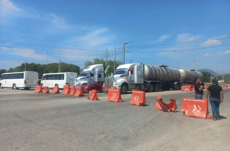 Por contaminación bloquean paso a la Refinería Antonio Dovalí Jaime