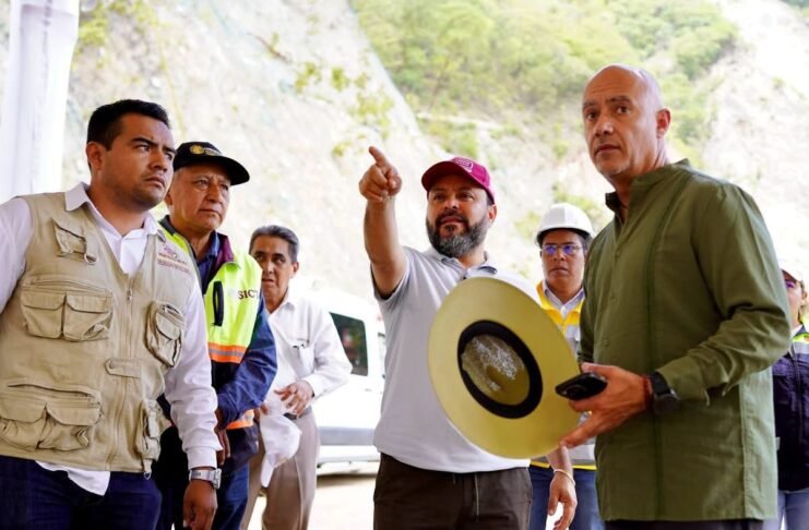 Jesús Romero y titular de SICT, Jesús Antonio Esteva, supervisan rehabilitación del Puente El Tornillo en la autopista Mitla-Tehuantepec
