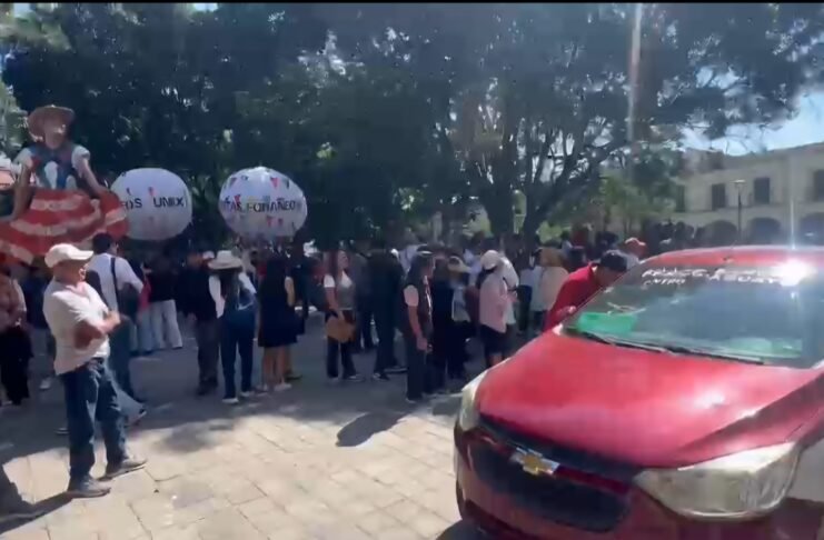 ¡Taxistas llevan su protesta hasta Palacio de Gobierno!