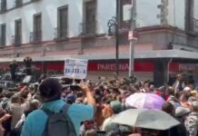 Sección 22 en Palacio Nacional: exige a Sheinbaum respuestas mientras cerco policiaco impide que avance la protesta