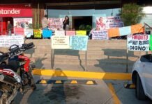 Se mantiene protesta de jubilados en oficinas del COBAO sobre Av. Universidad