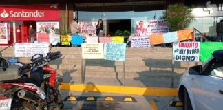 Se mantiene protesta de jubilados en oficinas del COBAO sobre Av. Universidad