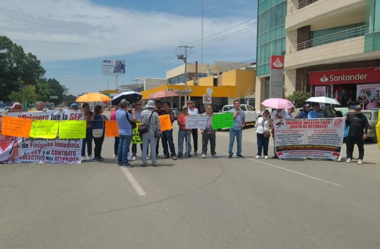 Jubilados mantienen la toma de sus oficinas del COBAO sobre Av. Universidad